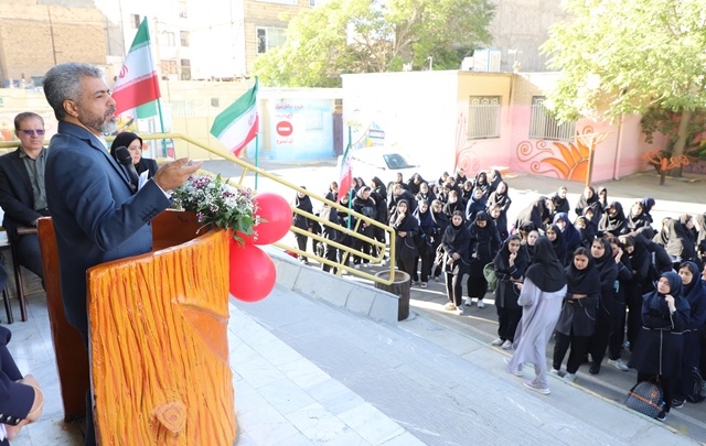 حضور رئیس مرکز آموزش عالی امام خمینی(ره) در هنرستان فنی‌حرفه‌ای دخترانه امام سجاد(ع)؛ تأکید بر مهارت‌آموزی و کارآفرینی دانش‌آموزان