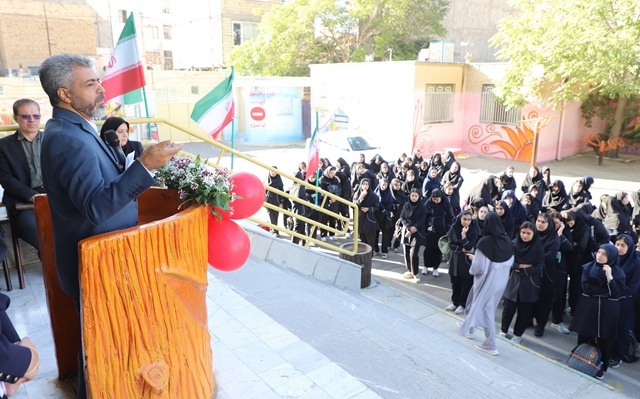 حضور رئیس مرکز آموزش عالی امام خمینی(ره) در هنرستان فنی‌حرفه‌ای دخترانه امام سجاد(ع)؛ تأکید بر مهارت‌آموزی و کارآفرینی دانش‌آموزان